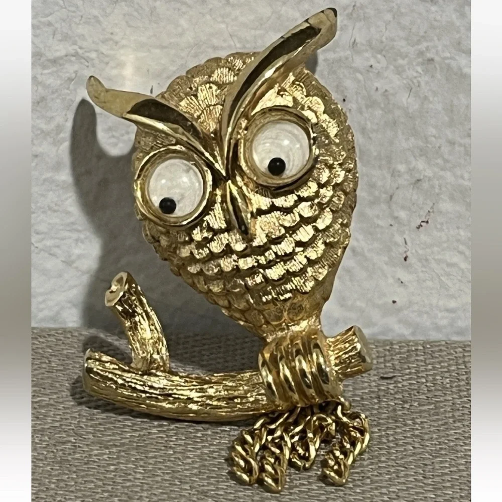 Avon Owl Googly Eyes Brooch 1” X 1.25” Gold Pin Vintage 70s 80s Costume Jewelry